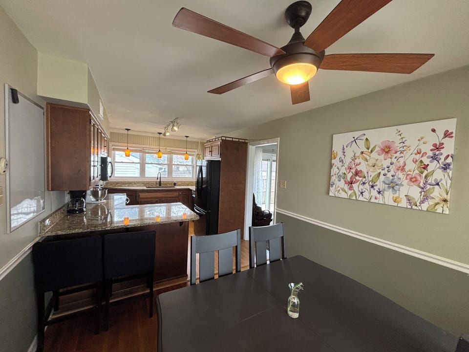 Full appliance kitchen - fridge, dishwasher, stove/oven, toaster, coffee maker +