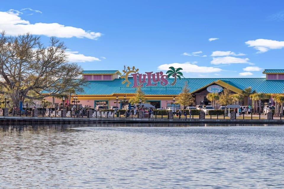 Lulu`s Restaurant – Waterfront dining with island-inspired eats and live entertainment.