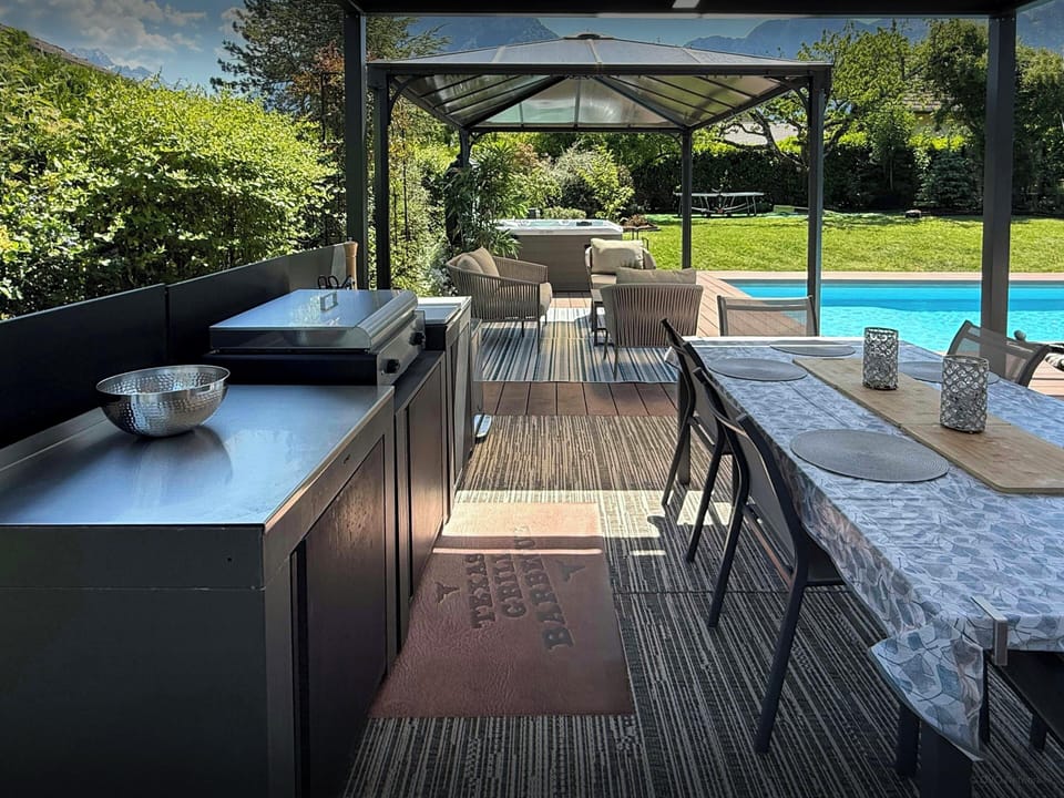 Outdoor kitchen