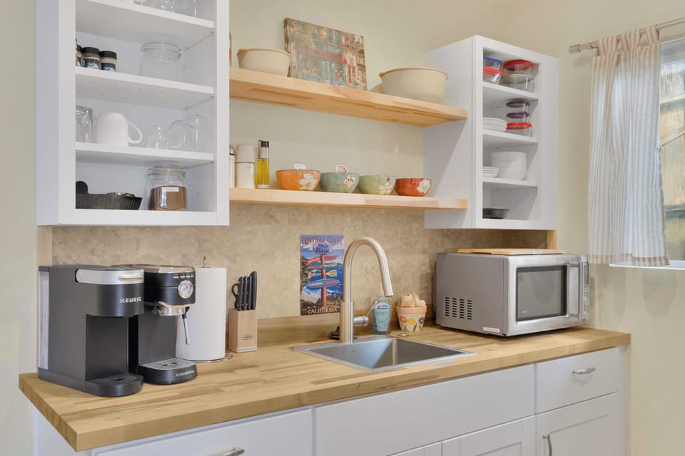 Fully stocked kitchenette. Toaster oven, coffee machines, fridge, plats/cups, etc.
