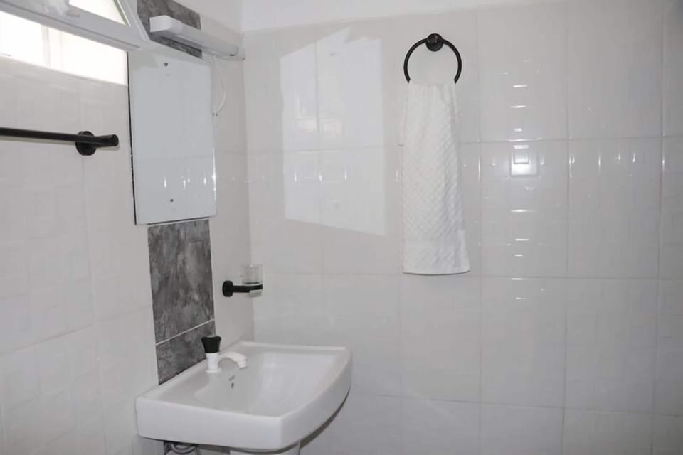 Deluxe Single Room | Bathroom | Shower, free toiletries, slippers, towels