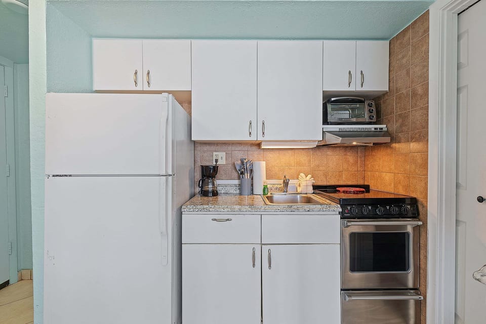 This beach stay offers a fully equipped kitchen with modern appliances, ample storage, and everything needed to prepare meals. Enjoy the convenience of home while relaxing near the beach.