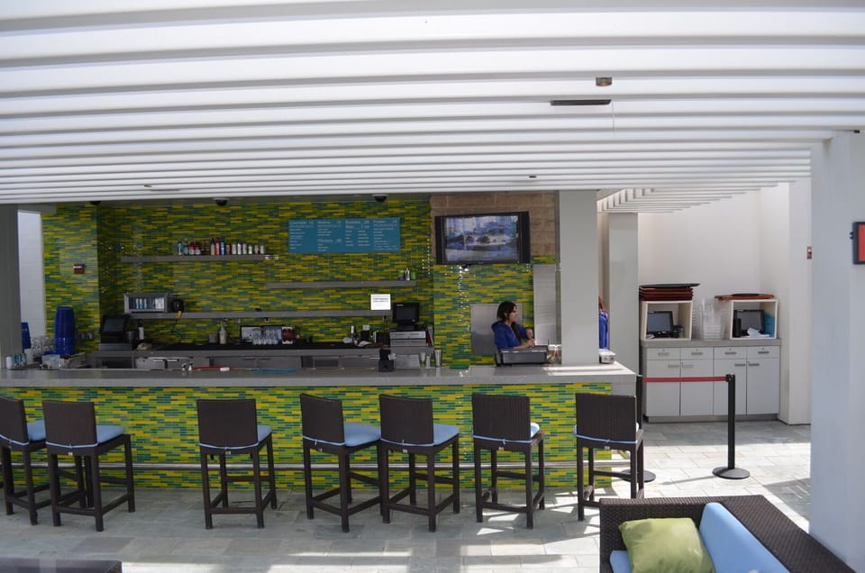 Poolside BAr