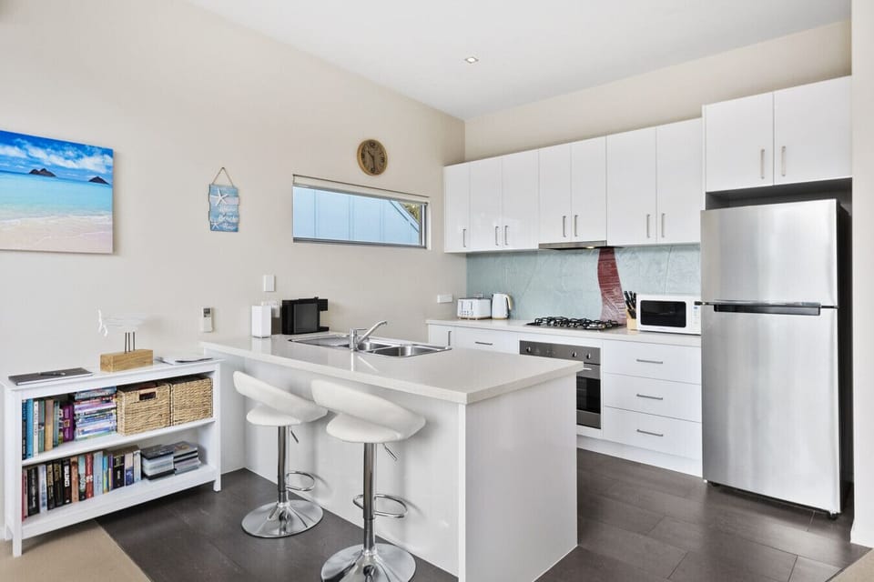 Modern kitchen with a functional layout, ideal for preparing meals and dining.