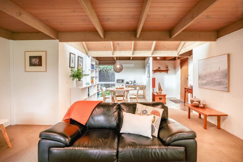 Seamless living to dining and kitchen, soft light and cozy touches for easy everyday comfort