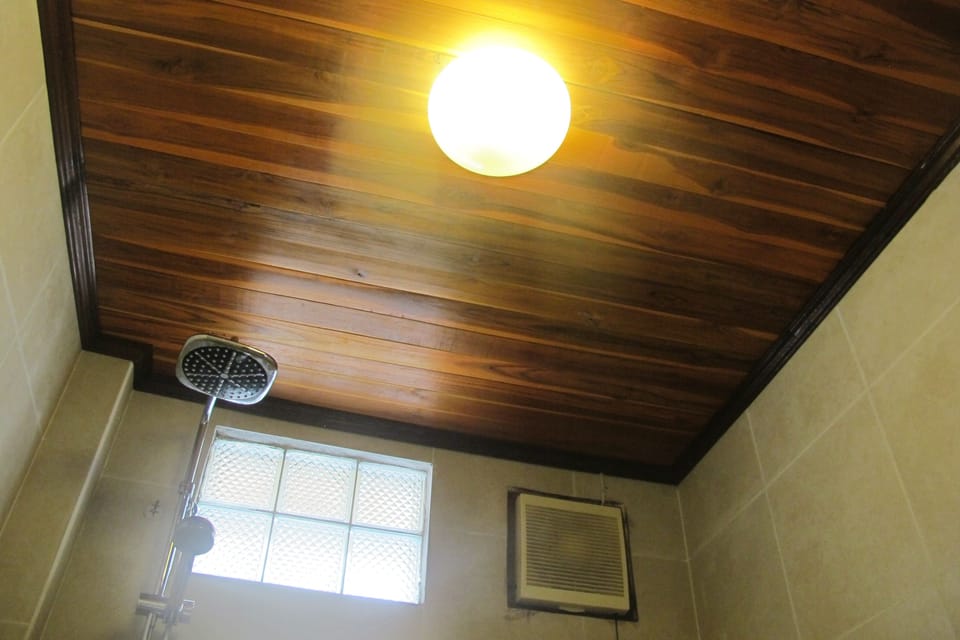 Shower, rainfall showerhead, free toiletries, slippers