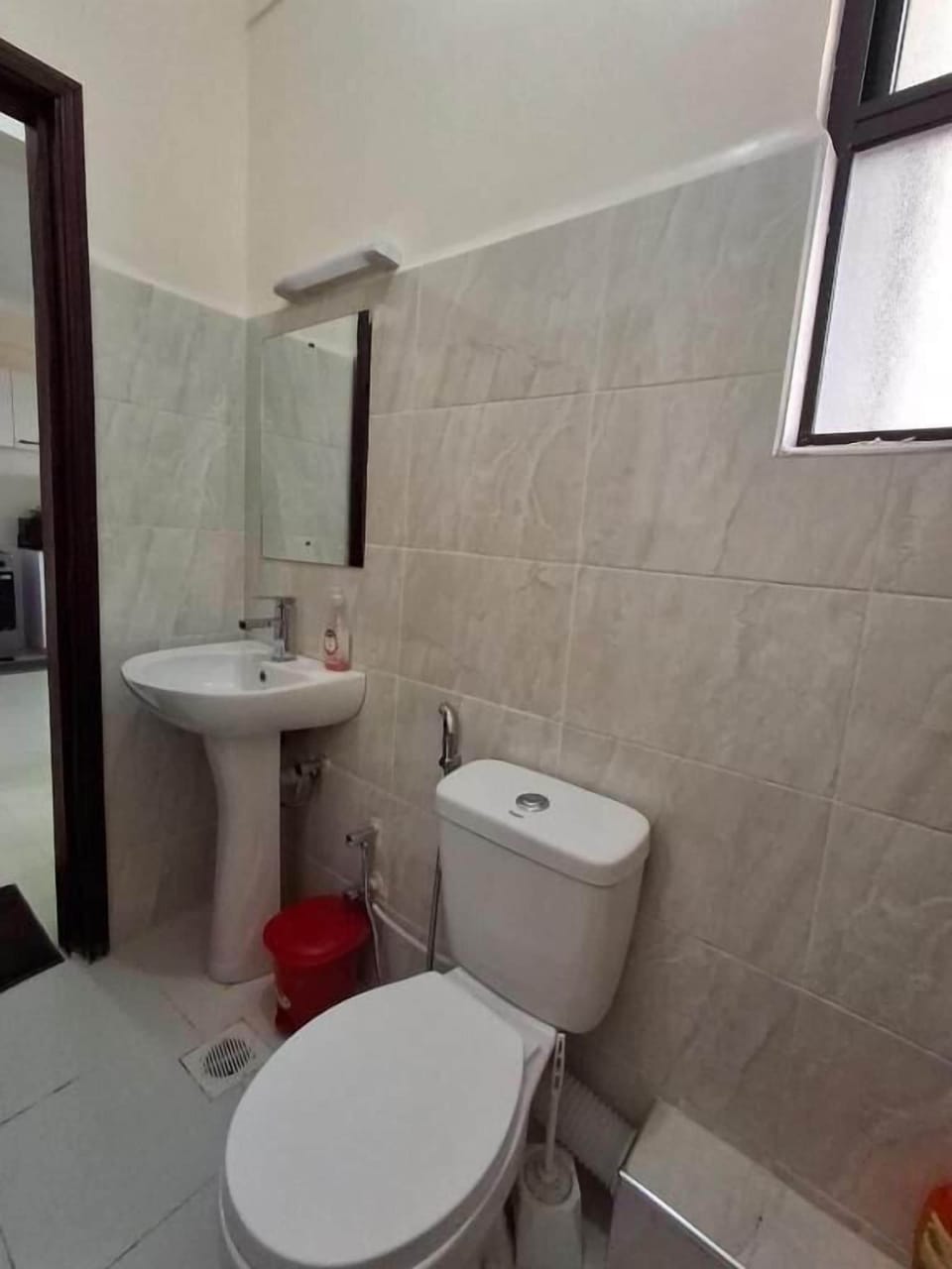 Deluxe Apartment | Bathroom | Shower, slippers, towels, soap