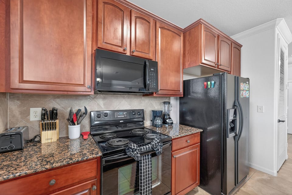 Fully equipped kitchen with all the necessary appliances to prepare your meals for the day.