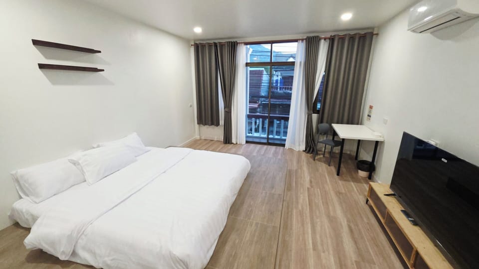 Superior Room, 1 King Bed | Desk, iron/ironing board, free WiFi, bed sheets
