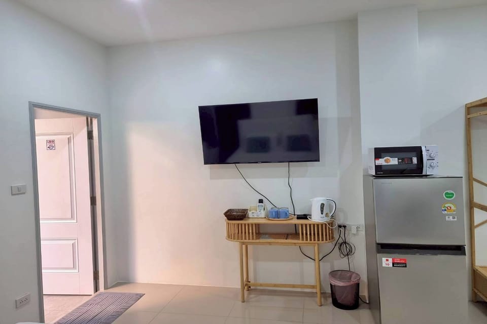 Deluxe Double Room, Garden View | Desk, laptop workspace, blackout drapes, free WiFi