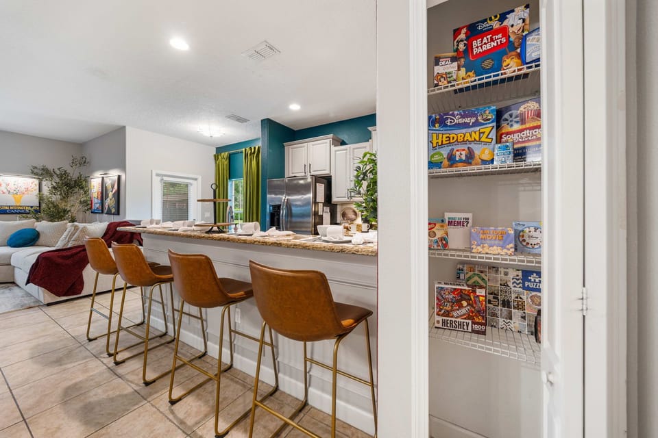 Fully equipped kitchen with island seating