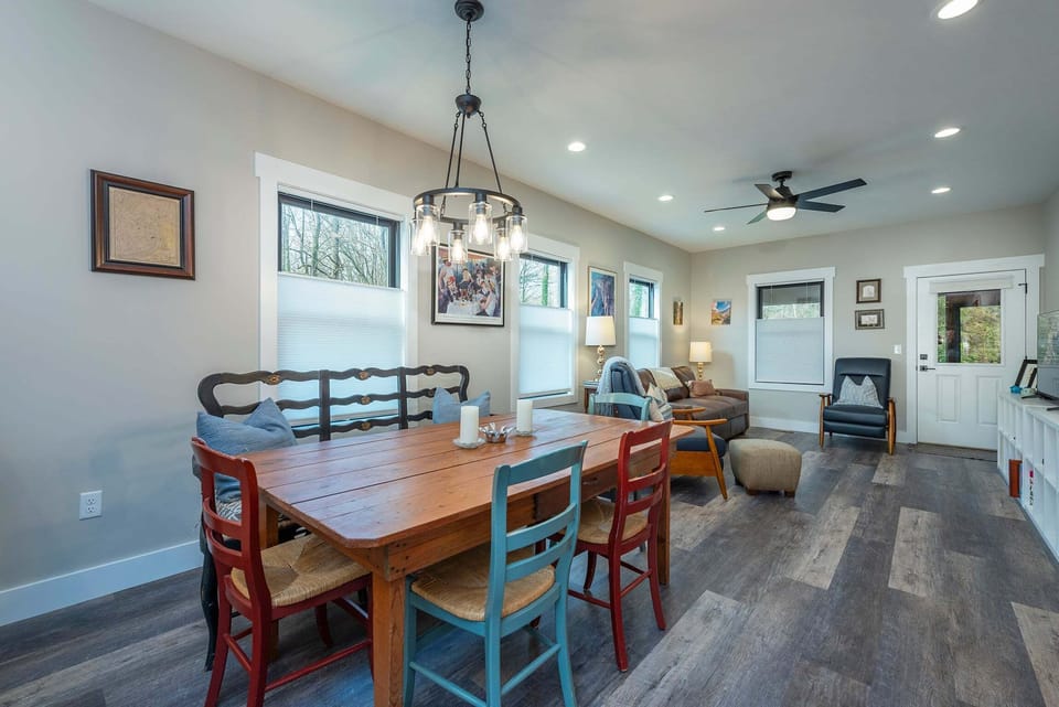 Dining area with seating for 7.