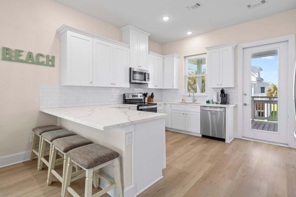 Bright and open kitchen with everything you need.