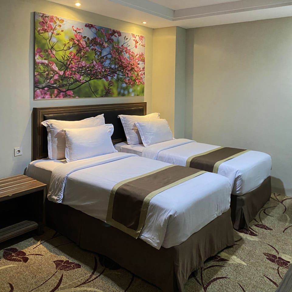 Superior Twin Room | In-room safe, desk, soundproofing, WiFi (free)