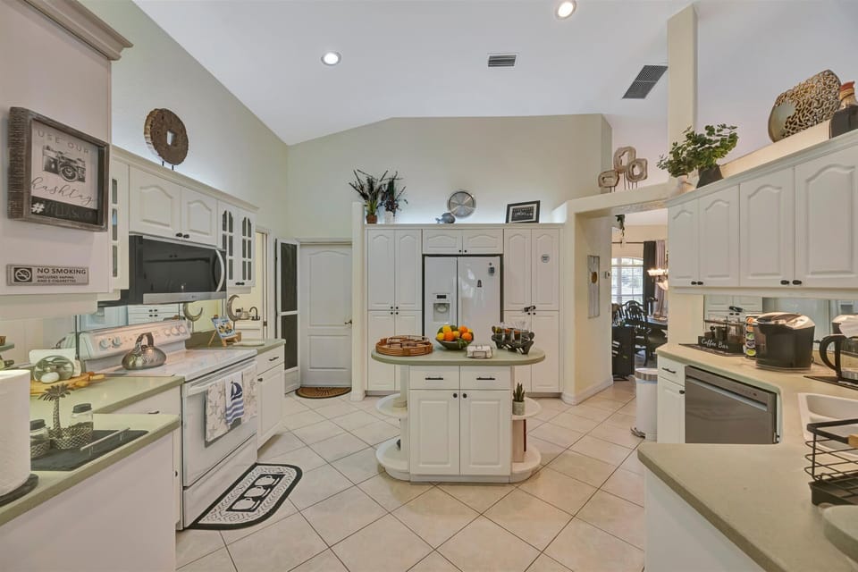 Spacious kitchen with island and full appliances