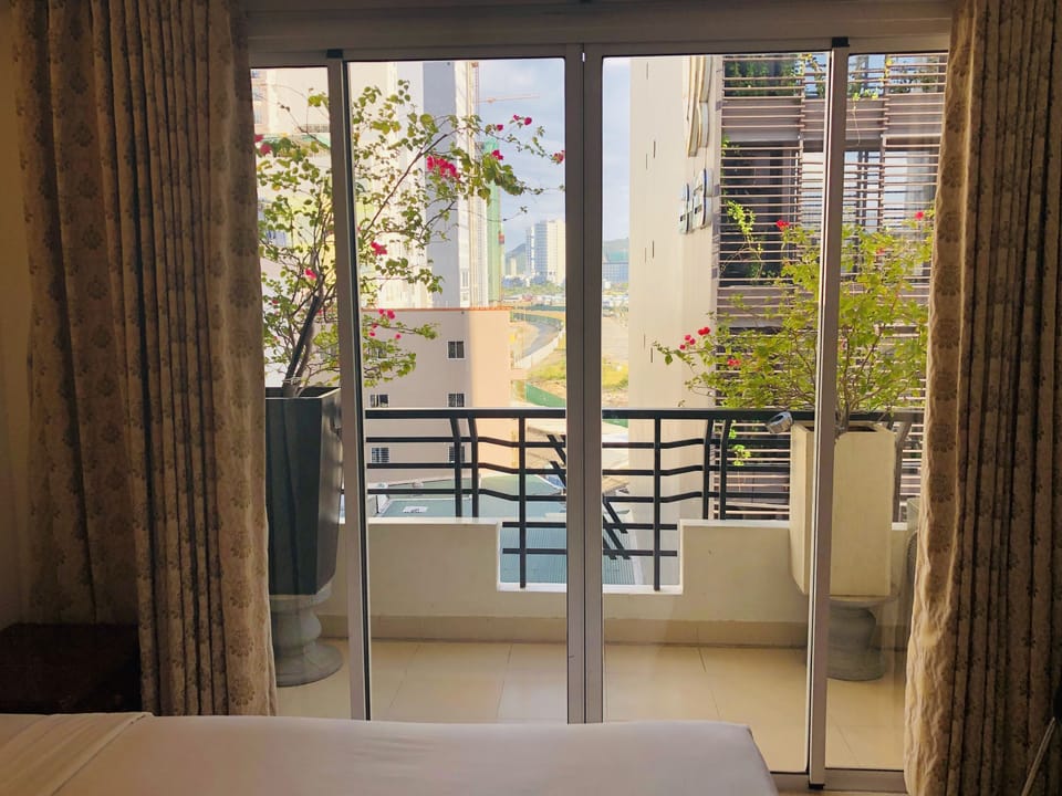 Deluxe Room | Minibar, in-room safe, desk, blackout drapes