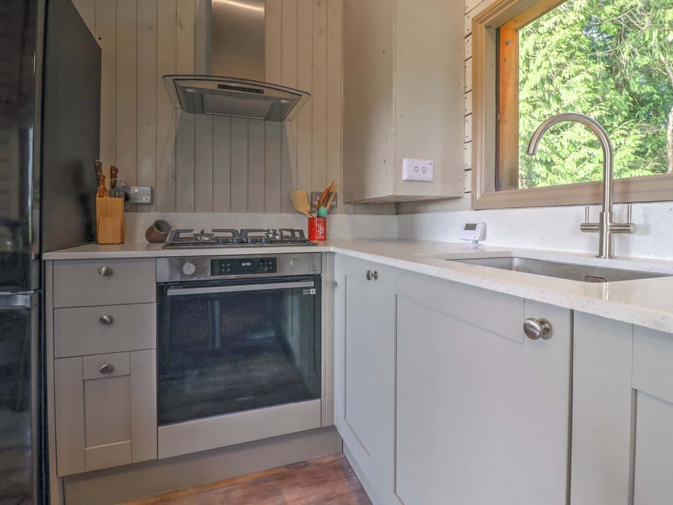 Kitchen/diner | Cedar Cabin - Midgham Farm, Ringwood
