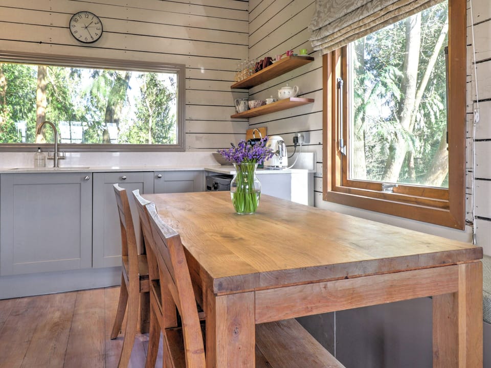 Kitchen/diner | Oak Cabin - Midgham Farm, Ringwood