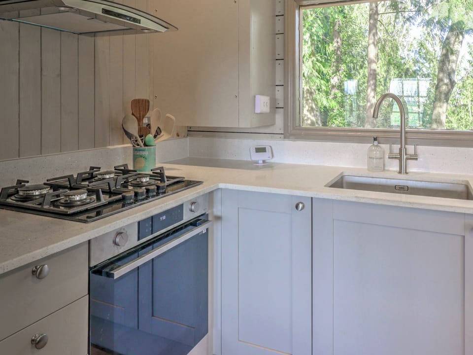 Kitchen | Oak Cabin - Midgham Farm, Ringwood
