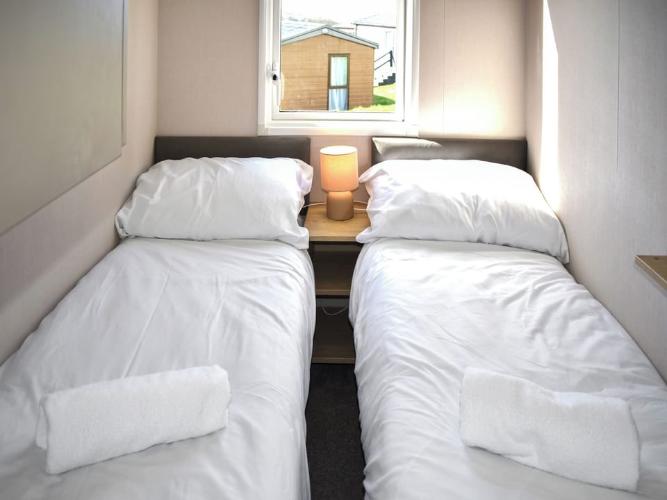 Twin bedroom | Lodge 33, Woolacombe