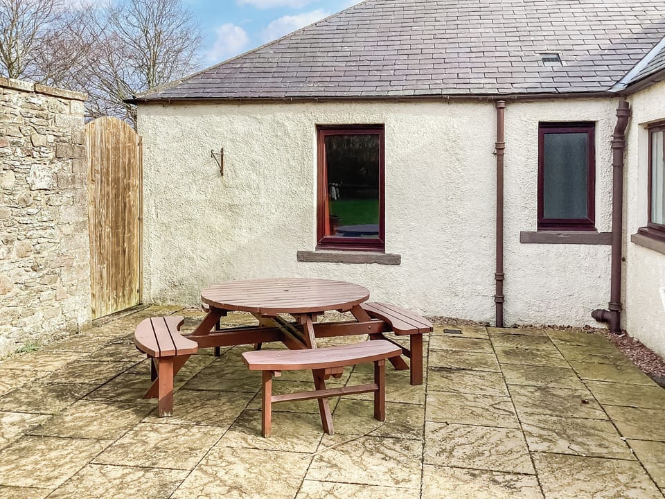 Sitting-out-area | Gardeners Cottage - Seggat Farm Holiday Cottages, Auchterless