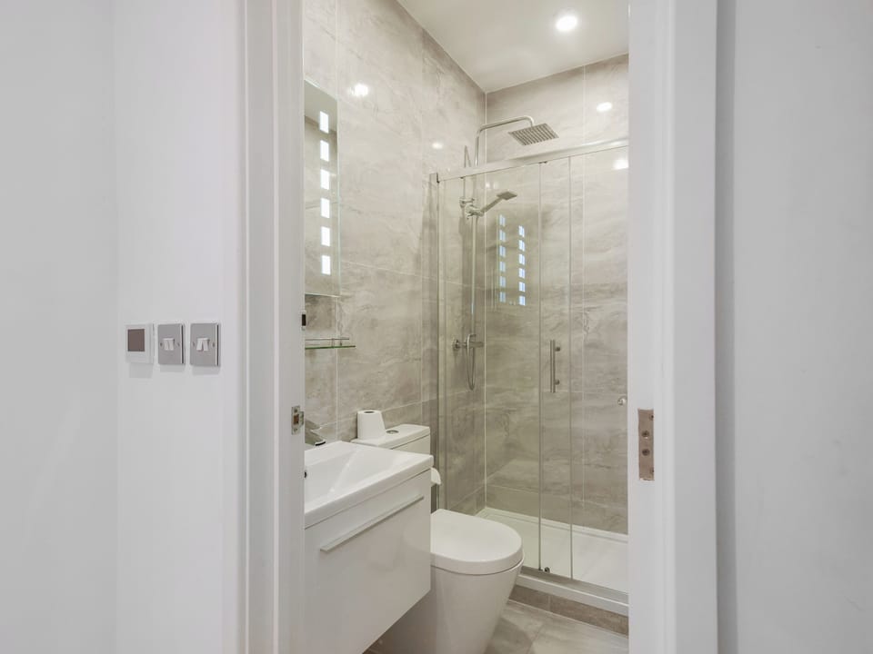 Bathroom | The Lily Apartment 1 - Barmouth Retreats, Barmouth