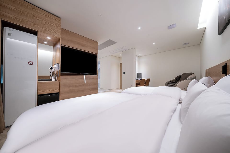 Suite | Desk, free WiFi