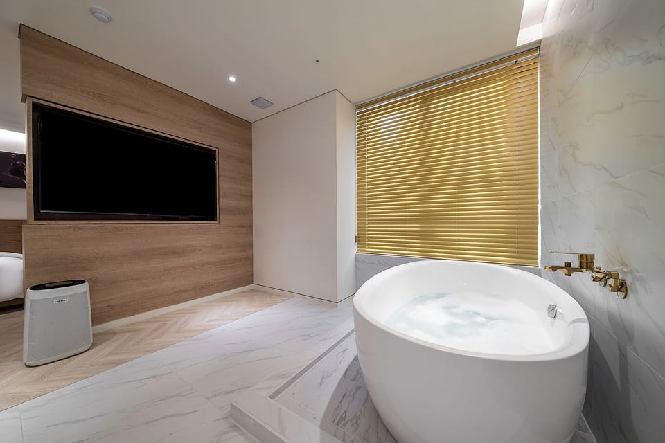 Suite | Bathroom | Free toiletries, hair dryer, towels, soap