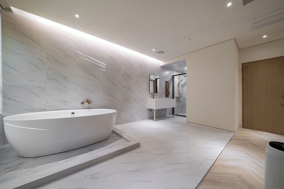 Suite | Bathroom | Free toiletries, hair dryer, towels, soap
