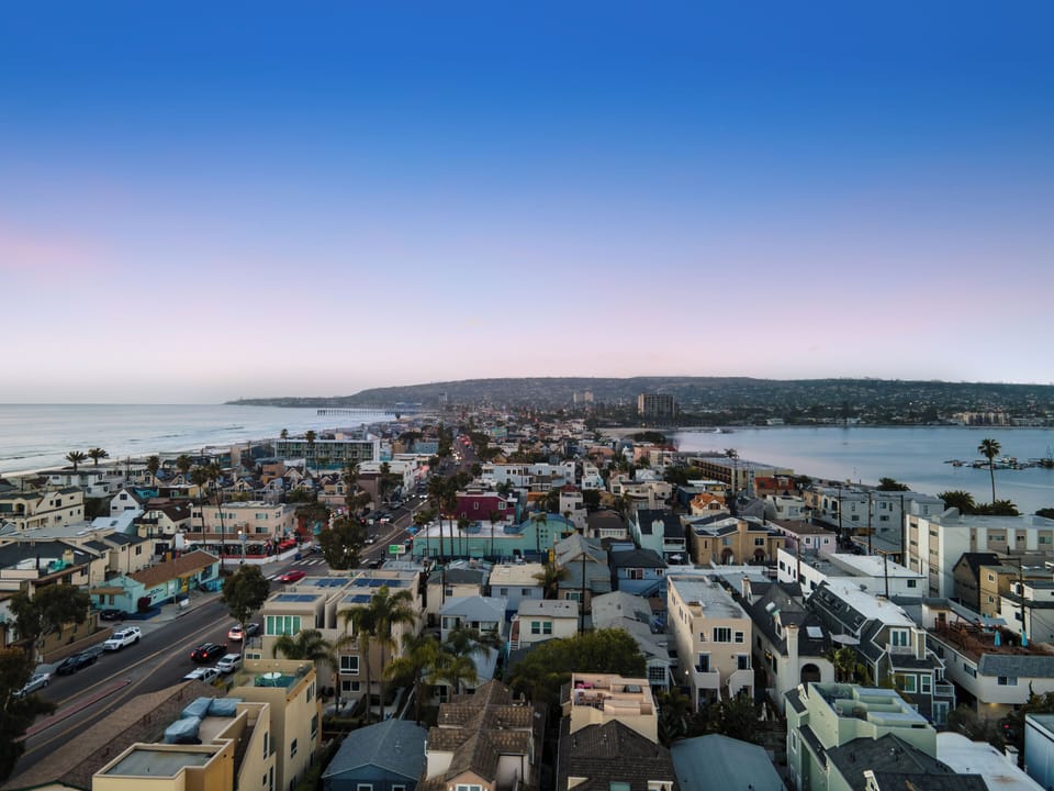 Incredible panoramic view of the peninsula and bay.