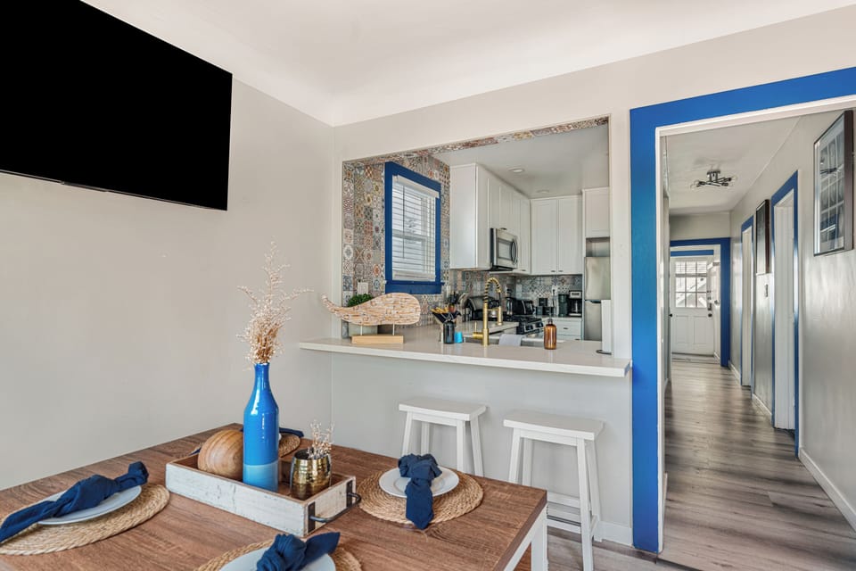 A view from the dining table into the fully equipped kitchen.