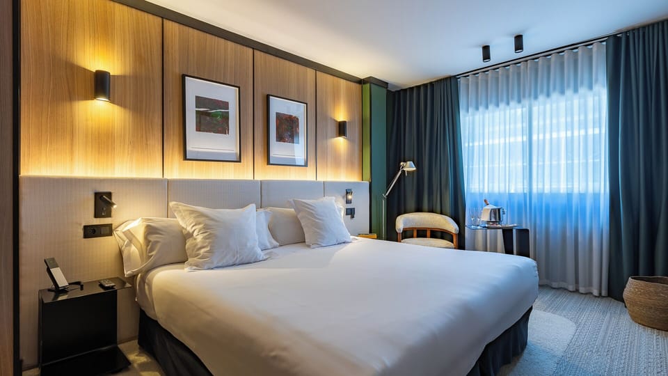 Hypo-allergenic bedding, minibar, in-room safe, desk