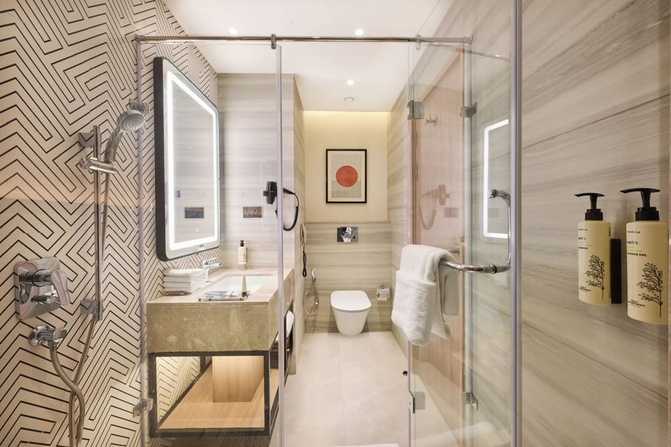 Deluxe Twin Room | Minibar, blackout drapes, soundproofing, iron/ironing board