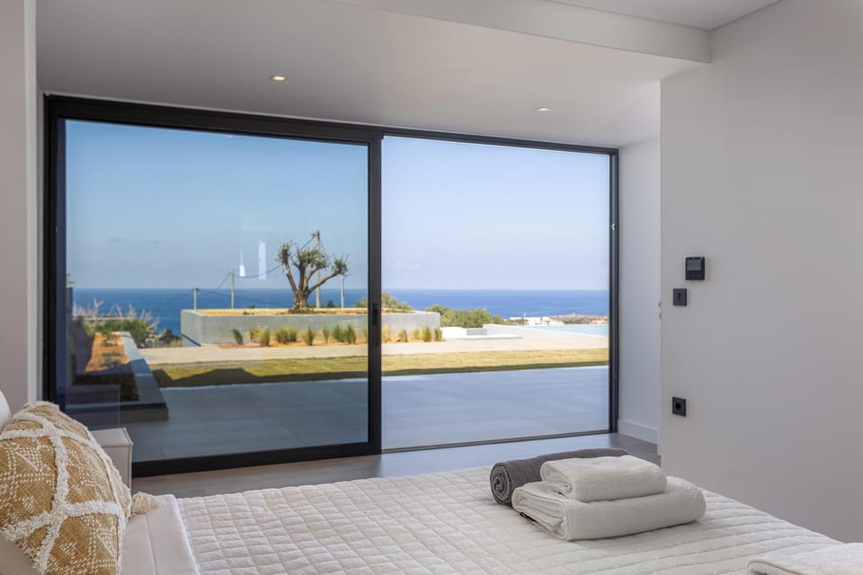 This bedroom features a king-size bed (1.80m x 2.00m) and an ensuite bathroom with a stand-up shower.
