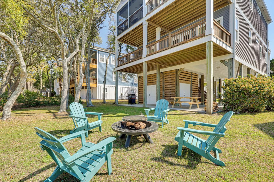 Private Yard | Fire Pit | Covered Patio