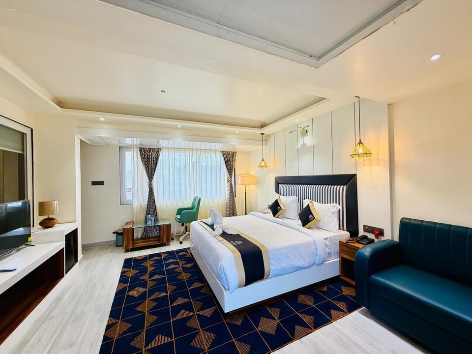 Presidential Suite | In-room safe, soundproofing, iron/ironing board, WiFi (free)