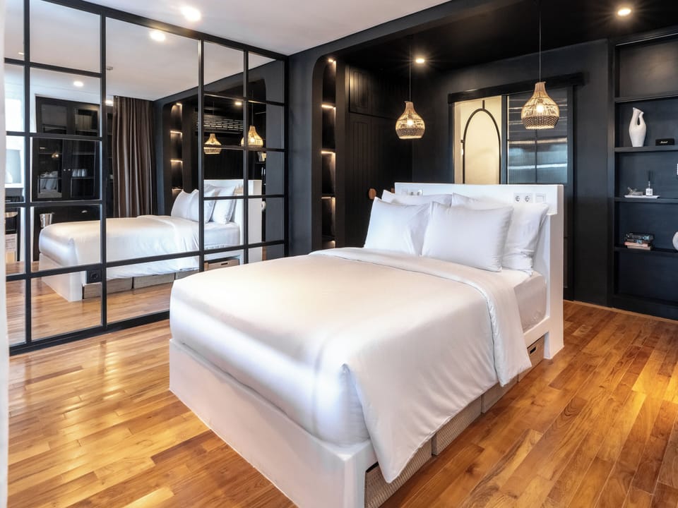 Minibar, desk, laptop workspace, free WiFi