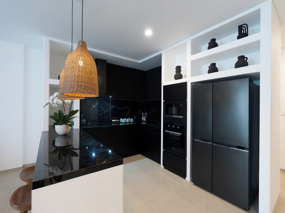 Full-size fridge, microwave, oven, stovetop