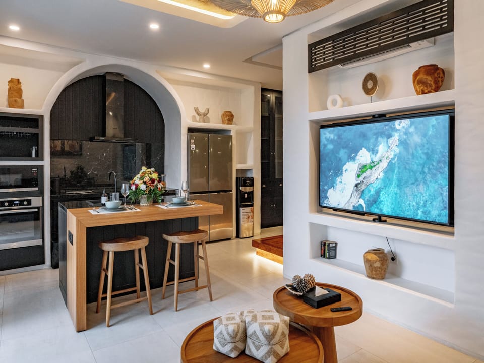 Full-size fridge, microwave, oven, stovetop