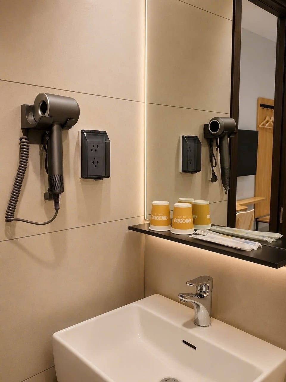 Luxury Double Room | Bathroom | Shower, free toiletries, hair dryer, slippers