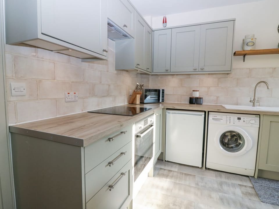Pear Cottage - Priorwood Garden