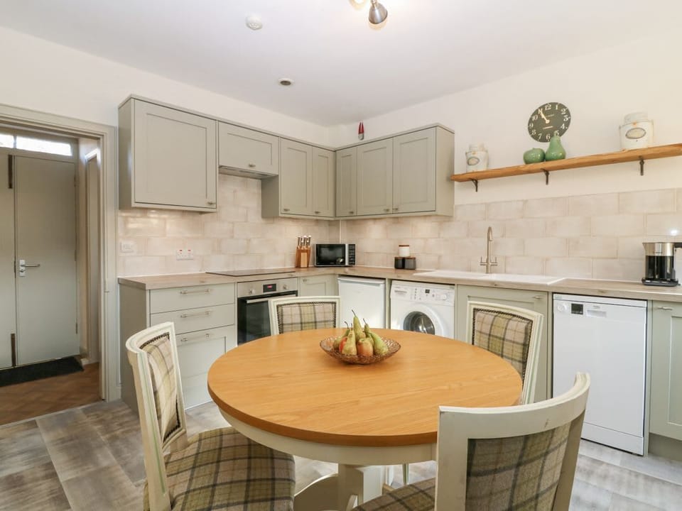 Pear Cottage - Priorwood Garden
