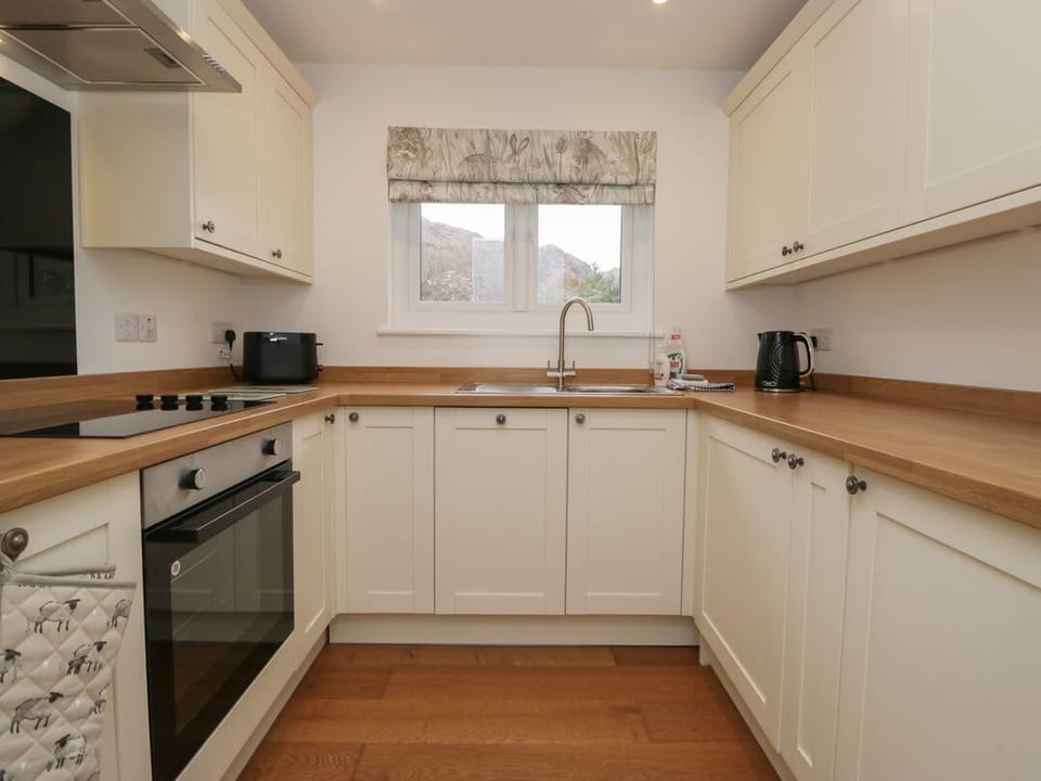 Yewdale View Apartment