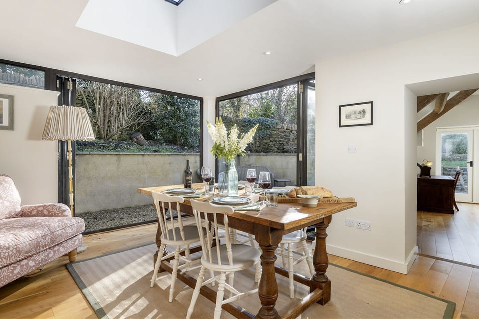 Inca's Cottage Dining Area - StayCotswold