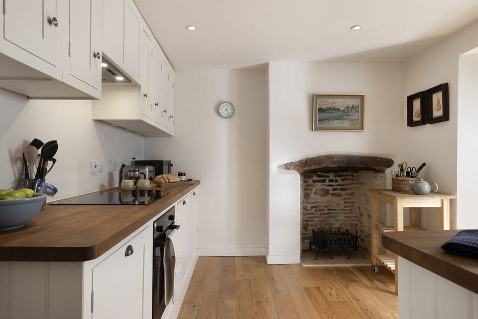 Inca's Cottage Kitchen Area - StayCotswold