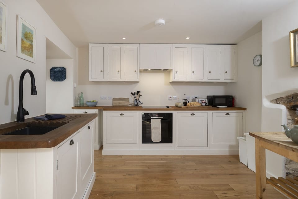 Inca's Cottage Kitchen Area - StayCotswold