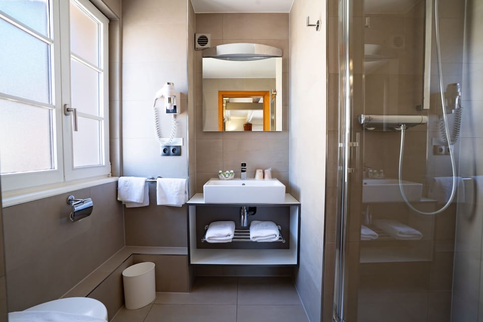 Standard Double Room | Bathroom | Soap, shampoo, toilet paper