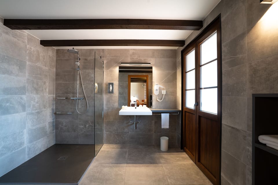 Superior Double Room, Balcony | Bathroom | Soap, shampoo, toilet paper