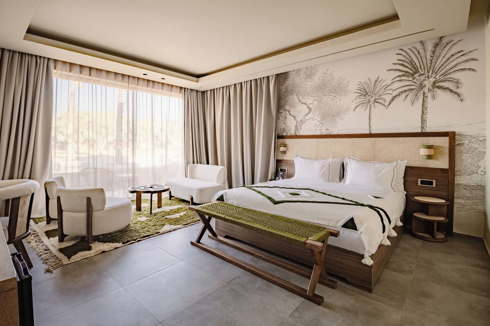 Deluxe Room | Desk, free WiFi