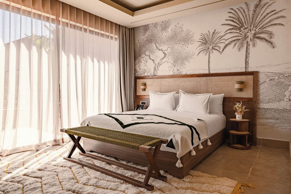 Deluxe Room | Desk, free WiFi